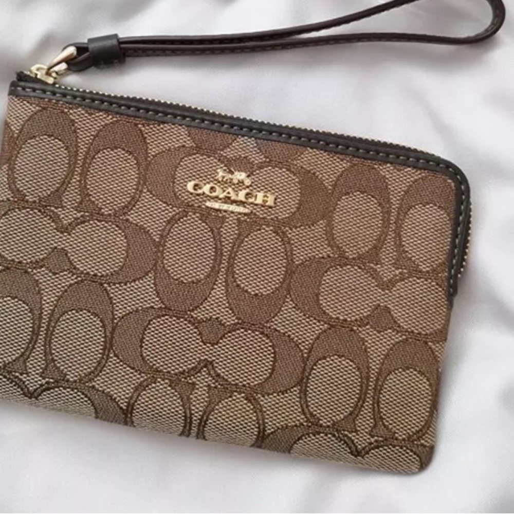 ✨ Coach Signature Wristlet